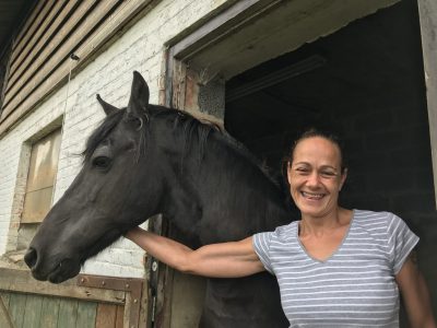 Propriétaire du gîte Aux prés de mon père et son cheval